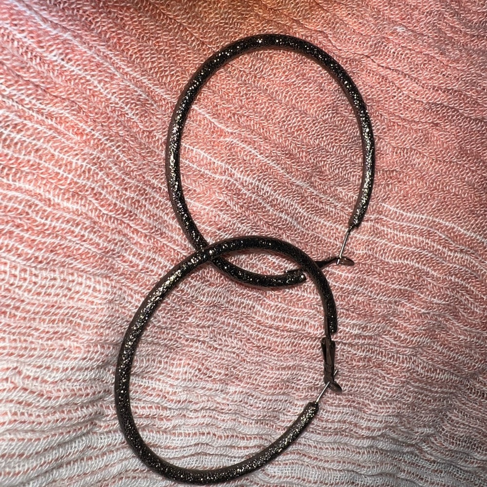Shiny metallic hoop earrings